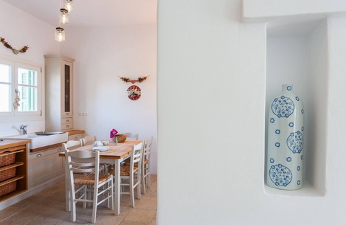 Ios Villa | Dos elegantes villas unidas por una piscina con impresionantes vistas al mar