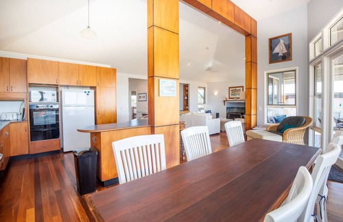 Point Lookout Casa | Set high with sweeping ocean views to Moreton Island and Cylinder Beach.