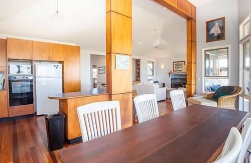 Point Lookout Casa | Set high with sweeping ocean views to Moreton Island and Cylinder Beach.