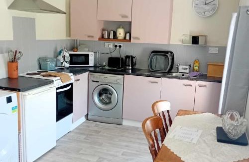 St Ishmaels Apartamento | Set in a lovely village Just off coastal path