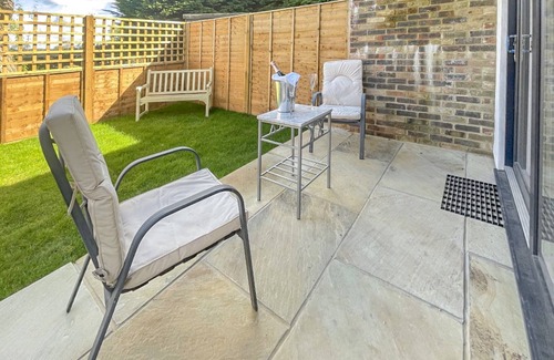 Felpham Cabaña | Set in a tranquil location with a balcony overlooking the fields and countryside.
