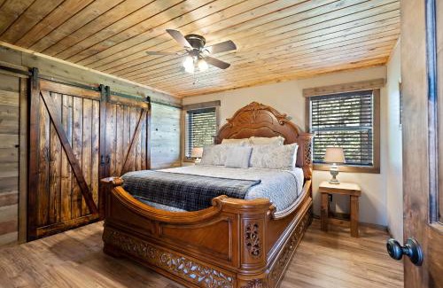 Island Park Casa | Set the Hook by KABINO Fire Pit Sleeper Sofa Loft 2 Living Rooms Grill WiFi