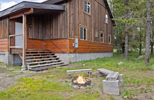 Island Park Casa | Set the Hook by KABINO Fire Pit Sleeper Sofa Loft 2 Living Rooms Grill WiFi