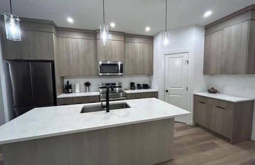 Southeast Calgary Casa | Seton Villas 5Bed Hse Including Basement & Kingbed