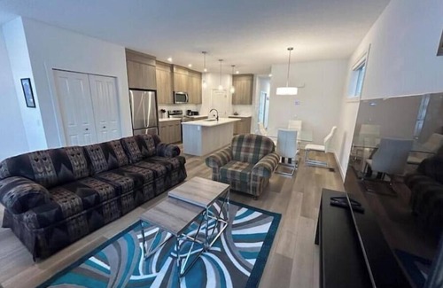 Southeast Calgary Casa | Seton Villas 5Bed Hse Including Basement & Kingbed