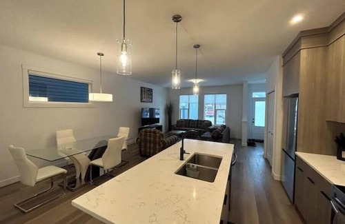 Southeast Calgary Casa | Seton Villas 5Bed Hse Including Basement & Kingbed