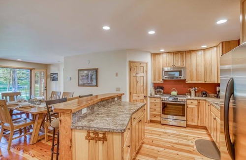 Oregon Water Wonderland Casa | Settle Inn, Riverfront Sunriver Home, Hot Tub, Pet Friendly