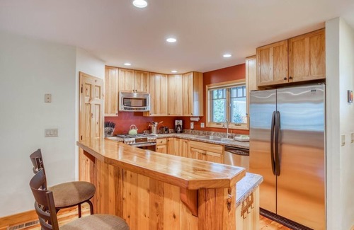 Oregon Water Wonderland Casa | Settle Inn, Riverfront Sunriver Home, Hot Tub, Pet Friendly