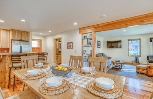 Oregon Water Wonderland Casa | Settle Inn, Riverfront Sunriver Home, Hot Tub, Pet Friendly
