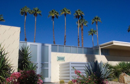 Palm Springs Casa | Casa moderna de mediados de siglo - Club de campo Seven Lakes
