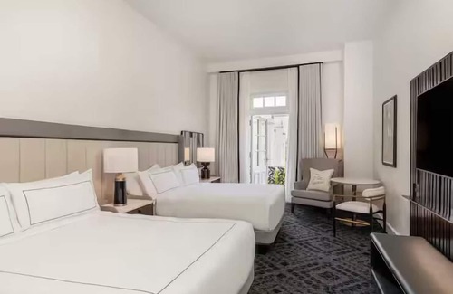 Charleston Historic District Hotel | Seven Minutes on Foot to Old Exchange and Provost Dungeon! Pool, Pets Allowed!