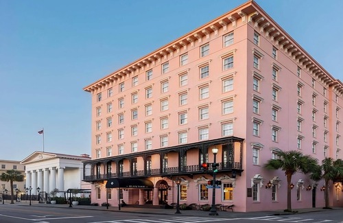 Charleston Historic District Hotel | Seven Minutes on Foot to Old Exchange and Provost Dungeon! Pool, Pets Allowed!