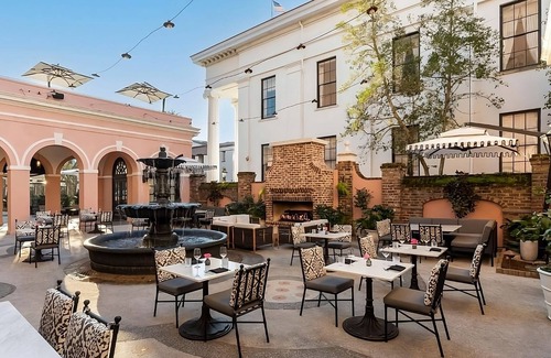 Charleston Historic District Hotel | Seven Minutes on Foot to Old Exchange and Provost Dungeon! Pool, Pets Allowed!
