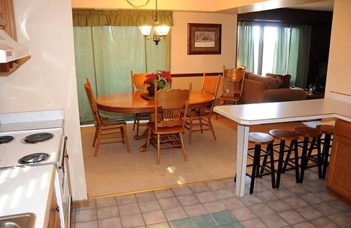 Seven Springs Condominio | Seven Springs 2 Bedroom Standard Condo, Sleeps 10! by RedAwning - Save 10% on 3 Nights, 15% on 5 Nights!
