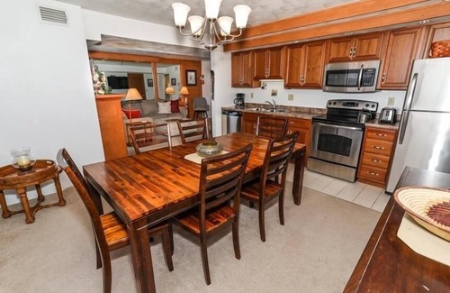 Champion Condominio | Seven Springs Stoneridge 3 Bedroom Standard Condo, Mountain Views! by RedAwning