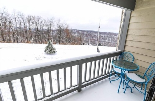 Champion Condominio | Seven Springs Stoneridge 3 Bedroom Standard Condo, Mountain Views! by RedAwning