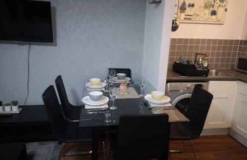 Watford Apartamento | Seven Suites - Beautiful 2-Bed Apartment with Parking