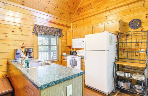 Sevierville Cabina | Sevierville Cabin w/ Hot Tub & Deck!