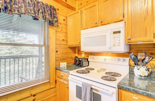 Sevierville Cabina | Sevierville Cabin w/ Hot Tub & Deck!