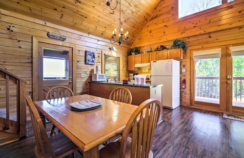 Sevierville Cabina | ¡NUEVO! Cabina de Sevierville con jacuzzi cerca del lago Douglas