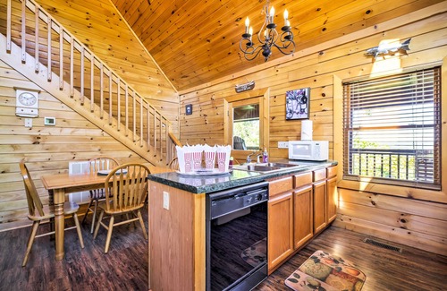 Sevierville Cabina | ¡NUEVO! Cabina de Sevierville con jacuzzi cerca del lago Douglas