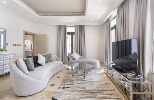 Palm Jumeirah Villa | Sezavi Holiday Homes. Spacious villa with modern renovations