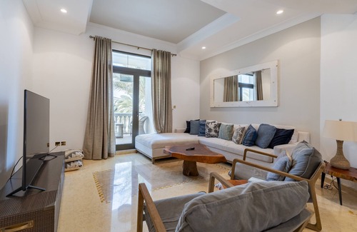 Palm Jumeirah Villa | Sezavi Holiday Homes. Spacious villa with modern renovations