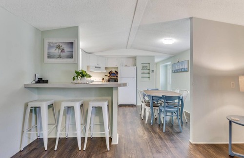 Carolina Beach Casa | SFW131: Bluefish Cottage - Charming Coastal Cottage in the heart of Pleasure Isl