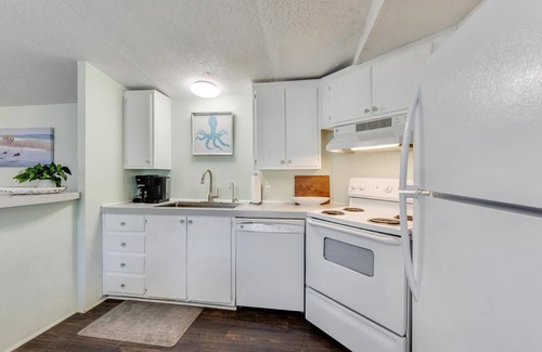 Carolina Beach Casa | SFW131: Bluefish Cottage - Charming Coastal Cottage in the heart of Pleasure Isl