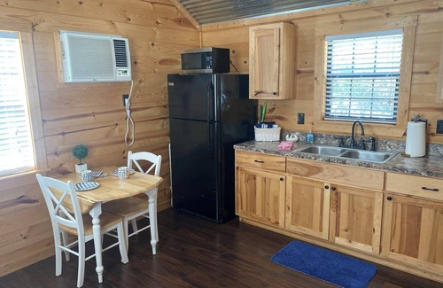 Wimberley Cabina | Shabby Chic Cabin con bañera de hidromasaje, internet y mascotas.