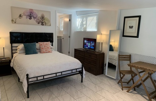 Alhambra Casa | Shabby Chic Studio in LA Hills