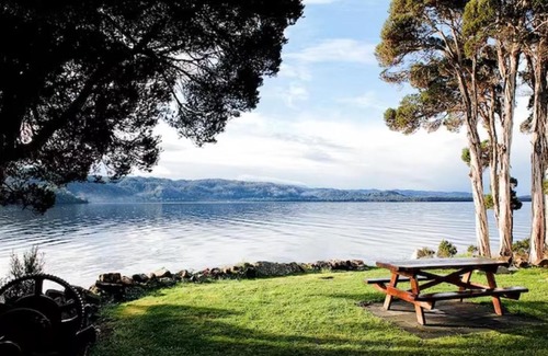 Strahan Casa | Shack on the Bay - A Lovely Bayside Cabin