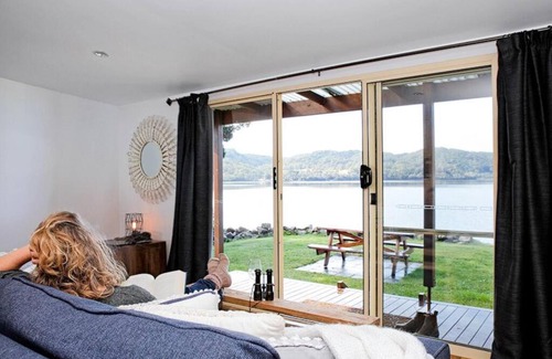 Strahan Casa | Shack on the Bay - A Lovely Bayside Cabin