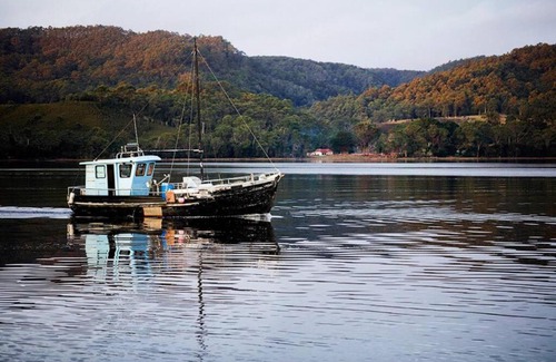 Strahan Casa | Shack on the Bay - A Lovely Bayside Cabin