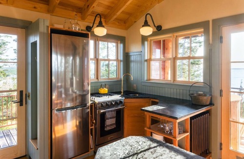 Lunenburg County Apartamento | Shackup Tower - 30 ft in the air & hot tub & surf