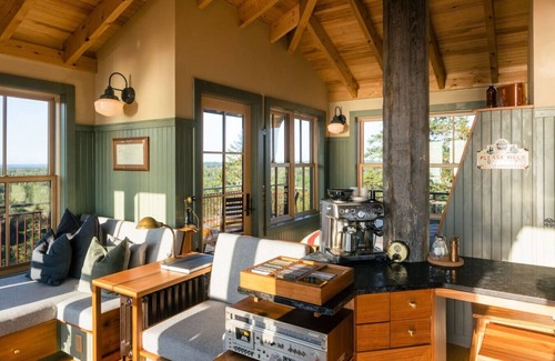 Lunenburg County Apartamento | Shackup Tower - 30 ft in the air & hot tub & surf