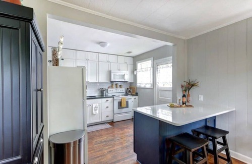 Eastside Casa | Shades of Blue on Park - Walk to Forsyth!