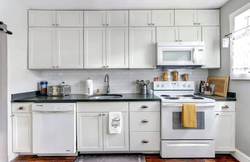 Eastside Casa | Shades of Blue on Park - Walk to Forsyth!