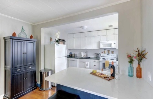 Eastside Casa | Shades of Blue on Park - Walk to Forsyth!