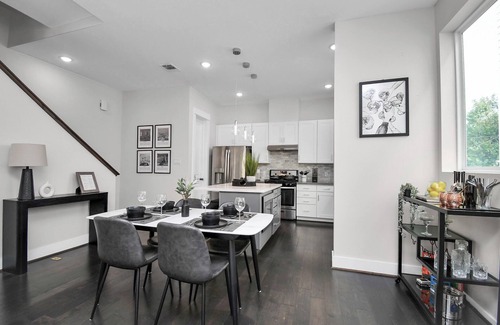 MacGregor Casa | Shades of Gray - Central - Garage - 300mbs WIFI - King