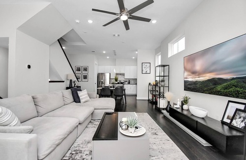 MacGregor Casa | Shades of Gray - Central - Garage - 300mbs WIFI - King