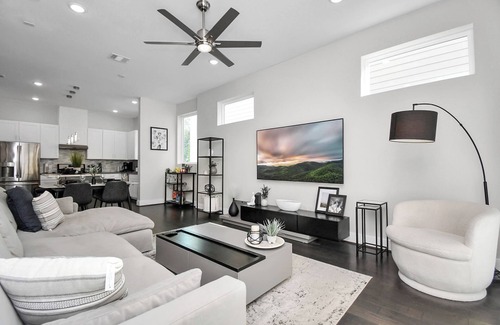 MacGregor Casa | Shades of Gray - Central - Garage - 300mbs WIFI - King