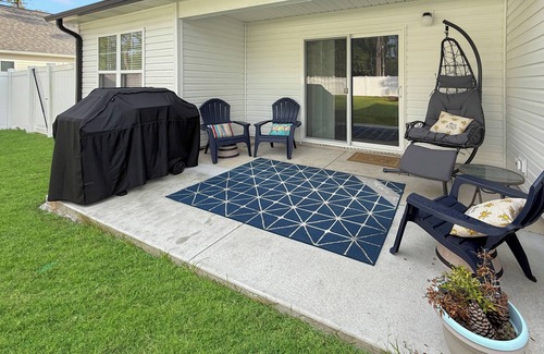 Boiling Spring Lakes Casa | Shadow Lakes Retreat ~Golfing, Beaches, 10 Min to OKI, Southport Ferry