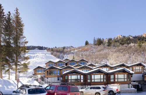 Downtown Casa | Shadow Mountain Unit 12 | Spacious Ski-In, Ski-Out Townhouse with Great Views & Gas Fireplace