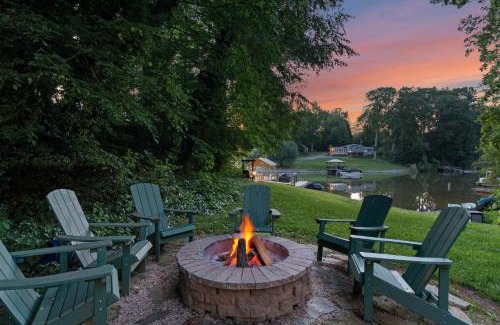 Sherrills Ford Casa | Shady Daze: Waterfront Home w Deck Hot Tub Lake Views