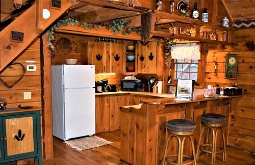 Ferryville Cabina | Shady Oaks -- Charming and secluded log cabin surrounded by trees!