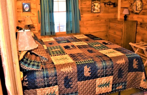 Ferryville Cabina | Shady Oaks -- Charming and secluded log cabin surrounded by trees!