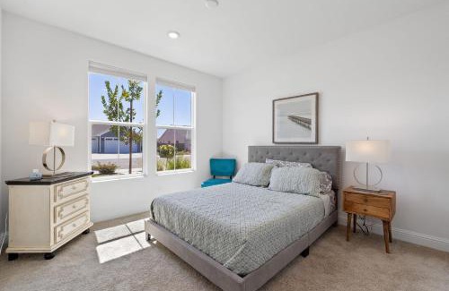 Greenacres Casa | Shafter Basecamp - Movie Nights & WWII Planes