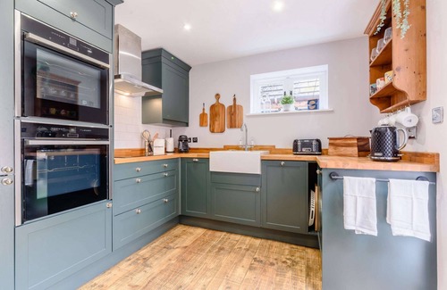 City Centre Cabaña | Shakespeare Cottage - a cottage that sleeps 6 guests in 3 bedrooms