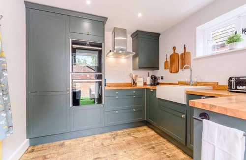 City Centre Cabaña | Shakespeare Cottage - a cottage that sleeps 6 guests in 3 bedrooms